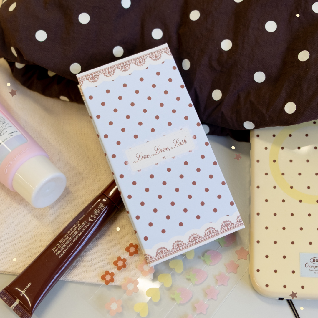 Back of Manhua Lash Tray with text saying "Live, Love, Lash" on its brown polkadot and light blue packaging.
