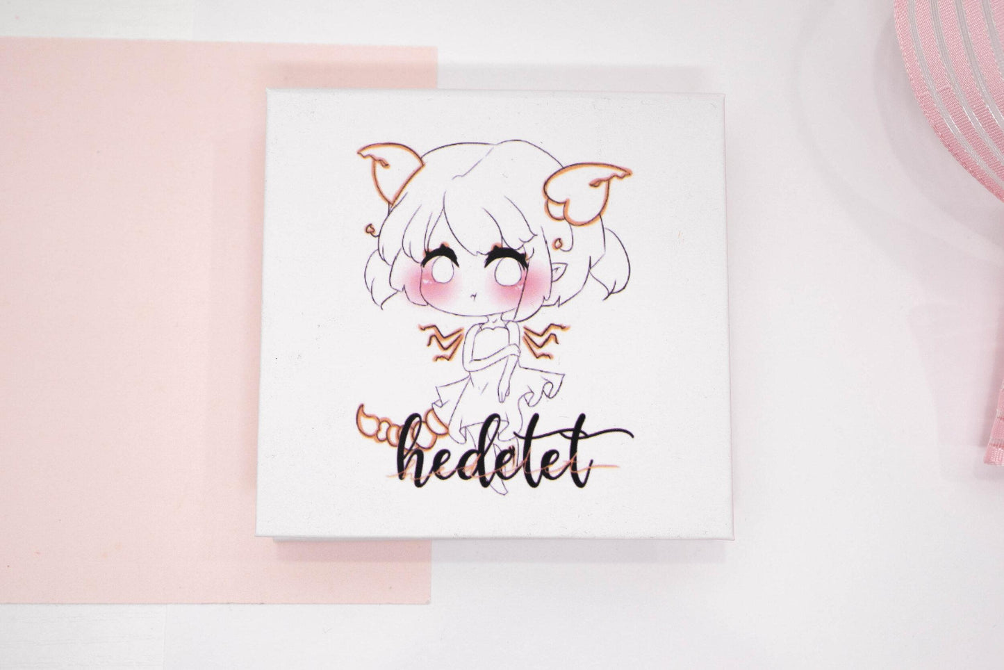 Hedetet false eyelash box featuring an illustrated character on a white and pale pink background.